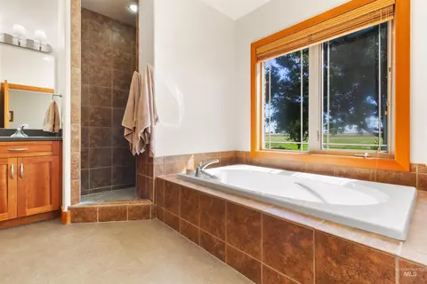 Bath - 3415 Moonlight, Kimberly, ID 83341 photo 2 of 4