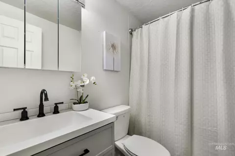 Bath - 2672 S 1050 E, Hagerman, ID 83332 photo 1 of 1