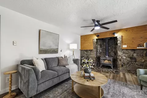 Living - 2672 S 1050 E, Hagerman, ID 83332 photo 1 of 2