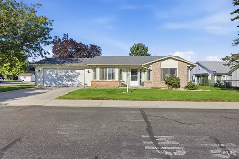 8250 W Clubhouse Ln, Garden City, ID 83714