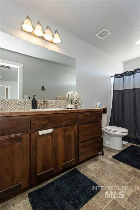 Bath - 2160 E Ridgeview Ave, Payette, ID 83661 photo 1 of 3