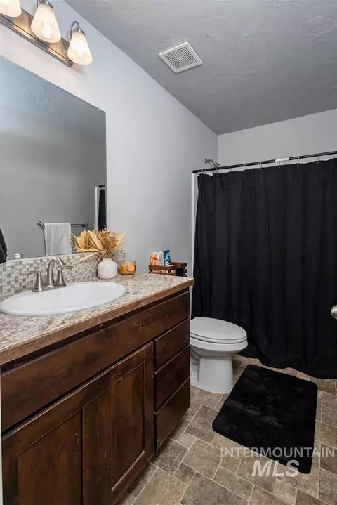 Bath - 2160 E Ridgeview Ave, Payette, ID 83661 photo 3 of 3