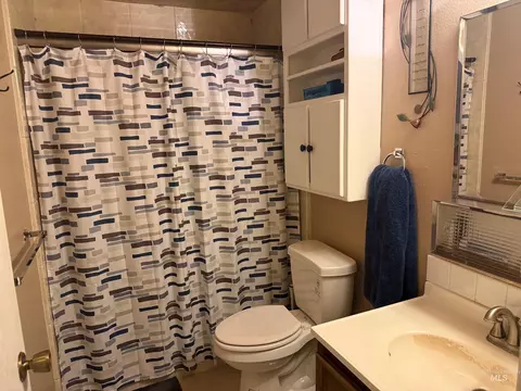 Bath - 360 N Eagle Glen Ln, Eagle, ID 83616 photo 2 of 2
