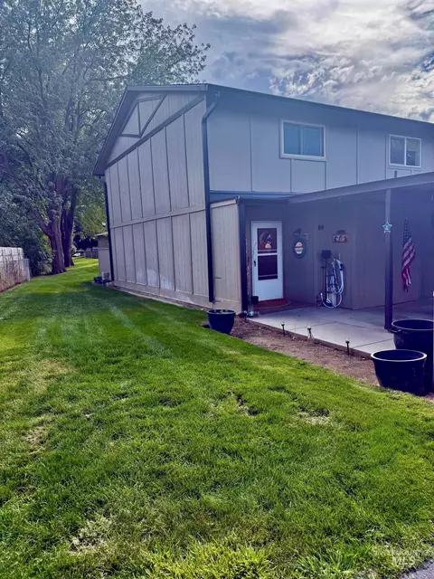 Exterior - 360 N Eagle Glen Ln, Eagle, ID 83616 photo 3 of 4