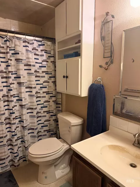 Bath - 360 N Eagle Glen Ln, Eagle, ID 83616 photo 1 of 2