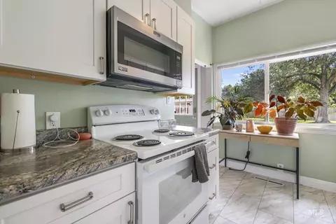 Kitchen - 344 Pierce St, Twin Falls, ID 83301 photo 2 of 4