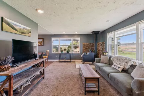 Living - 1507 Cove Rd, Weiser, ID 83672 photo 2 of 3