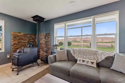 Living - 1507 Cove Rd, Weiser, ID 83672 photo 3 of 3