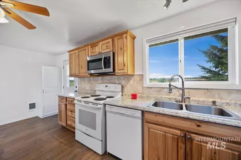 Kitchen - 3085 Dickson Ave, Twin Falls, ID 83301 photo 2 of 3