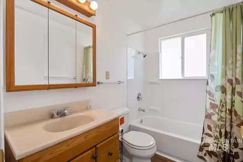 Bath - 3085 Dickson Ave, Twin Falls, ID 83301 photo 1 of 3