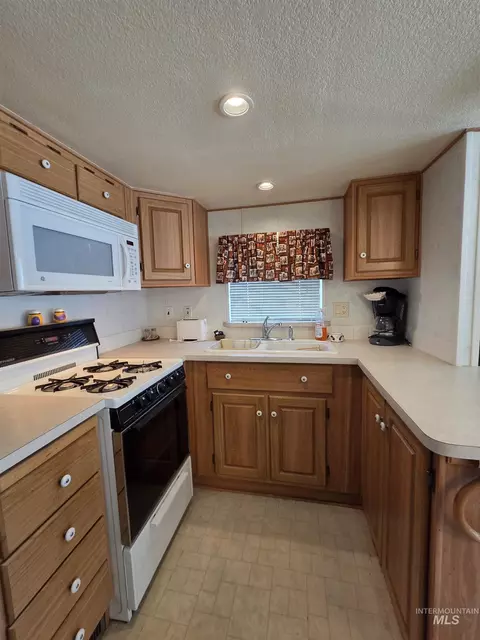 Kitchen - 514 D28 Sawyer St #D28, Cascade, ID 83611 photo 2 of 3