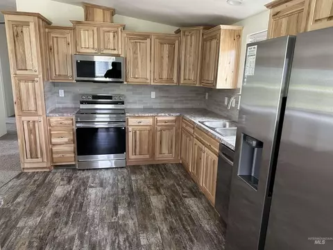 Kitchen - 2000 Park Rd, Deary, ID 83823 photo 2 of 4