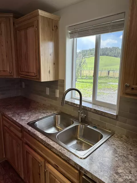 Kitchen - 2000 Park Rd, Deary, ID 83823 photo 3 of 4