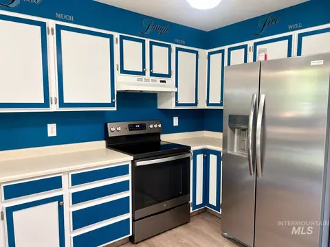 Kitchen - 737 Academic Dr, Twin Falls, ID 83301 photo 3 of 4