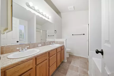 Bath - 919 E Hawk St, Meridian, ID 83646 photo 1 of 3
