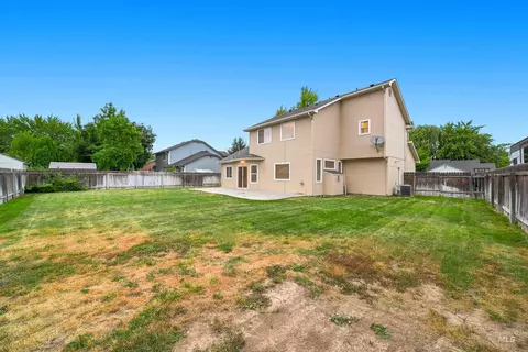 Exterior - 919 E Hawk St, Meridian, ID 83646 photo 4 of 5