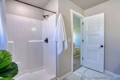 Bath - 920 Campbel St, Vale, OR 97918 photo 4 of 10