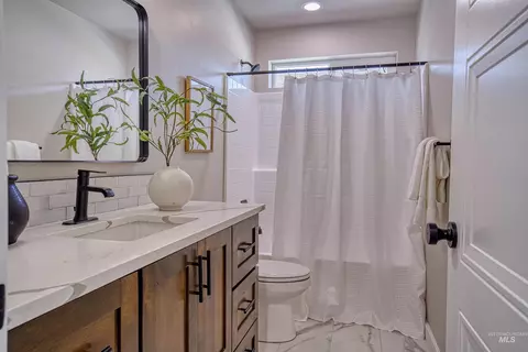 Bath - 920 Campbel St, Vale, OR 97918 photo 7 of 10