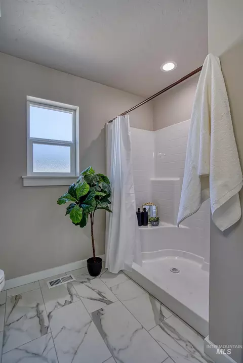 Bath - 920 Campbel St, Vale, OR 97918 photo 6 of 10