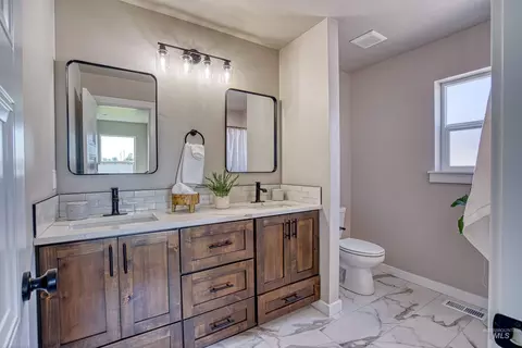 Bath - 920 Campbel St, Vale, OR 97918 photo 1 of 10