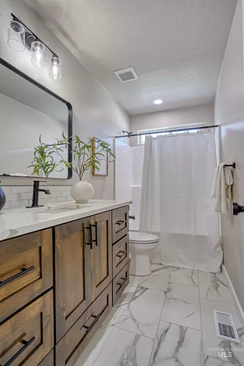 Bath - 920 Campbel St, Vale, OR 97918 photo 8 of 10