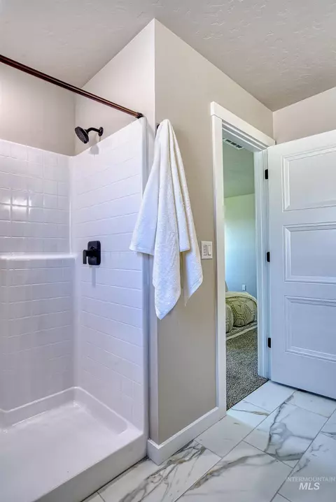 Bath - 920 Campbel St, Vale, OR 97918 photo 5 of 10