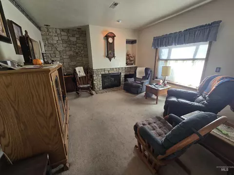 Living - 280 Meadows Ln, Twin Falls, ID 83301 photo 3 of 4