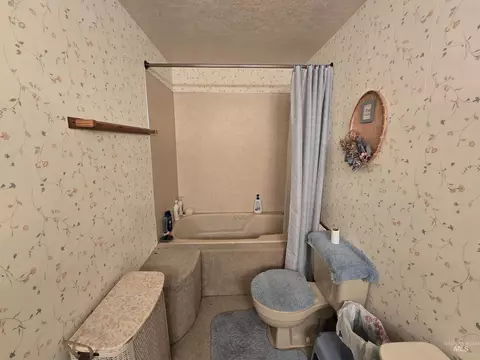 Bath - 280 Meadows Ln, Twin Falls, ID 83301 photo 7 of 7