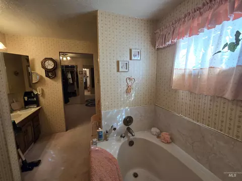 Bath - 280 Meadows Ln, Twin Falls, ID 83301 photo 3 of 7