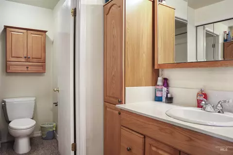 Bath - 374 E 400 S, Jerome, ID 83338 photo 3 of 4