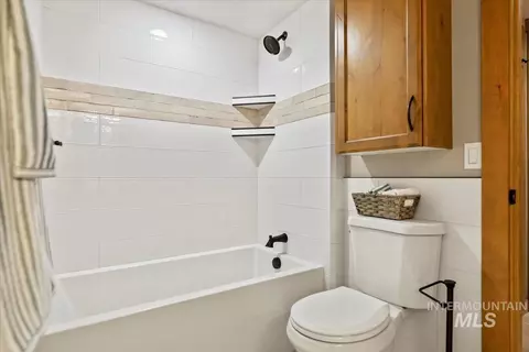 Bath - 79 E Aikens St #221, Eagle, ID 83616 photo 2 of 8