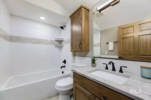 Bath - 79 E Aikens St #221, Eagle, ID 83616 photo 3 of 8