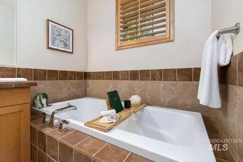 Bath - 1124 E Winding Creek Dr #3 7 SOONER CONDO, Eagle, ID 83616 photo 1 of 7