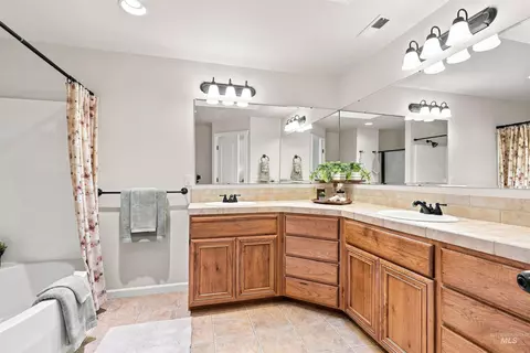 Bath - 663 N Shadowfox Pl, Eagle, ID 83616 photo 3 of 7