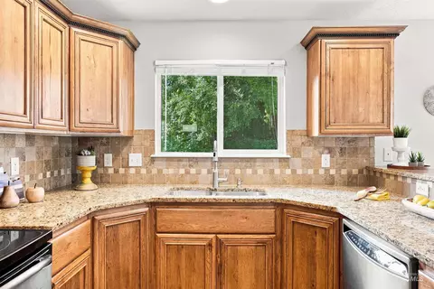 Kitchen - 663 N Shadowfox Pl, Eagle, ID 83616 photo 2 of 6