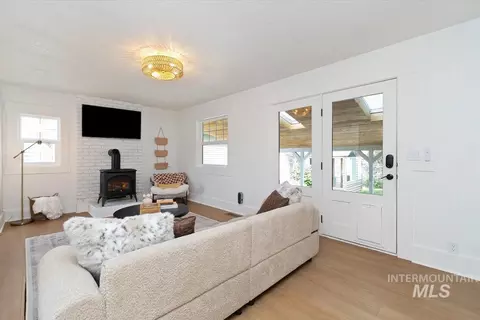 Living - 604 E 1st St, Emmett, ID 83617 photo 2 of 3