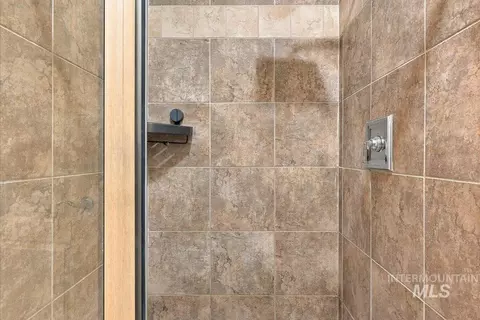 Bath - 1144 E Winding Creek Dr, Eagle, ID 83616 photo 3 of 4