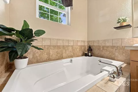 Bath - 1144 E Winding Creek Dr, Eagle, ID 83616 photo 4 of 4