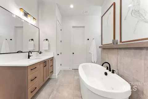 Bath - 2964 E Parulo Dr, Meridian, ID 83642 photo 1 of 5