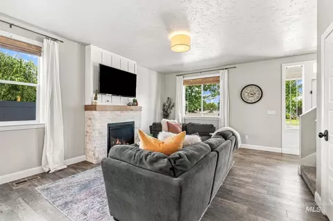Living - 365 N Tullshire, Eagle, ID 83616 photo 3 of 6