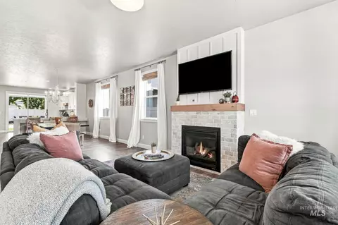 Living - 365 N Tullshire, Eagle, ID 83616 photo 1 of 6