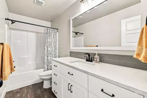 Bath - 365 N Tullshire, Eagle, ID 83616 photo 5 of 7