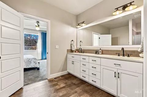 Bath - 365 N Tullshire, Eagle, ID 83616 photo 2 of 7