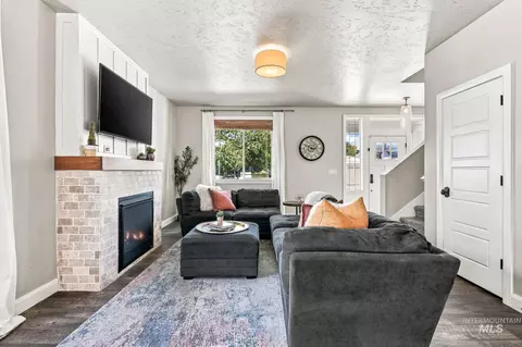 Living - 365 N Tullshire, Eagle, ID 83616 photo 4 of 6