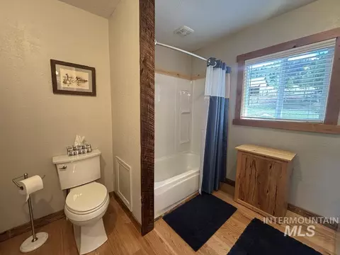 Bath - 10092 Timberrim Dr, Cascade, ID 83611 photo 1 of 4