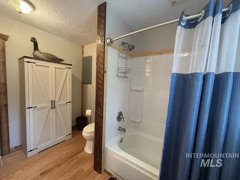 Bath - 10092 Timberrim Dr, Cascade, ID 83611 photo 2 of 4