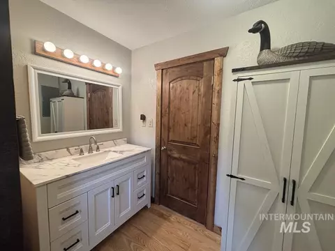 Bath - 10092 Timberrim Dr, Cascade, ID 83611 photo 3 of 4