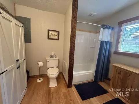 Bath - 10092 Timberrim Dr, Cascade, ID 83611 photo 4 of 4