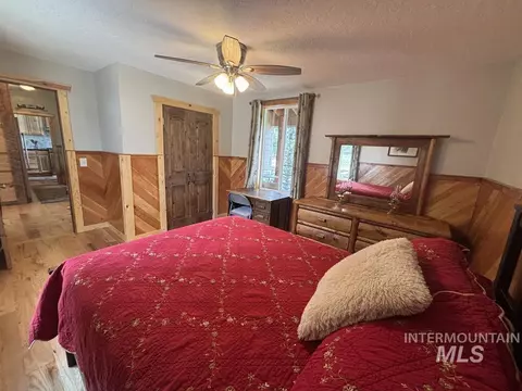 Bedroom - 10092 Timberrim Dr, Cascade, ID 83611 photo 2 of 8