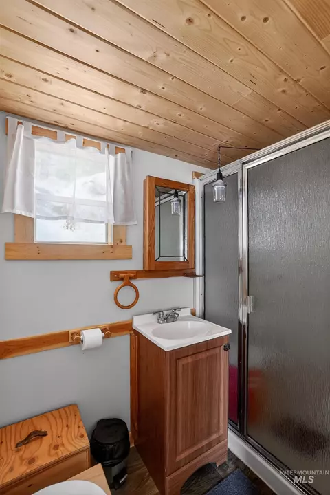Bath - 506 Hilltop Rd, Cascade, ID 83611 photo 1 of 1